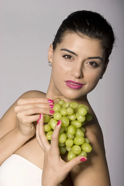 用新鲜的绿色葡萄的女人 — 图库照片
