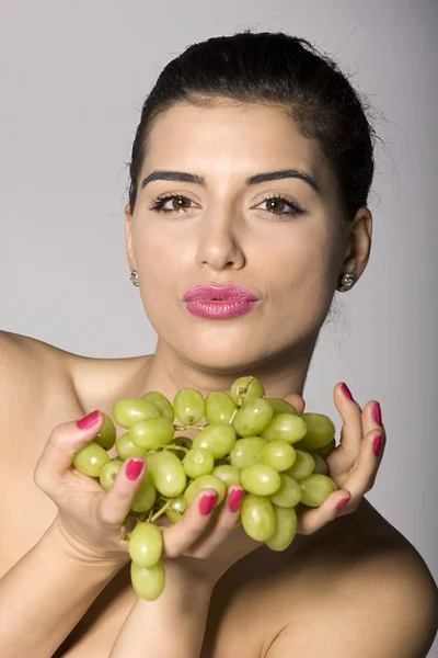 Mulher com uvas verdes frescas — Fotografia de Stock