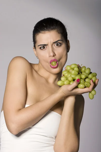 Žena s čerstvé zelené hrozny — Stock fotografie