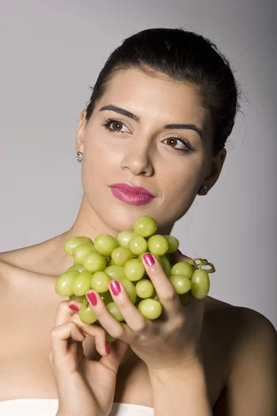 Woman with fresh green grapes — Stock Photo, Image