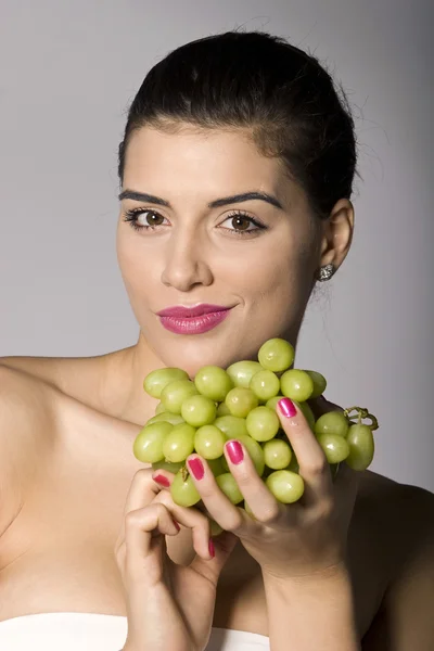 Žena s čerstvé zelené hrozny — Stock fotografie