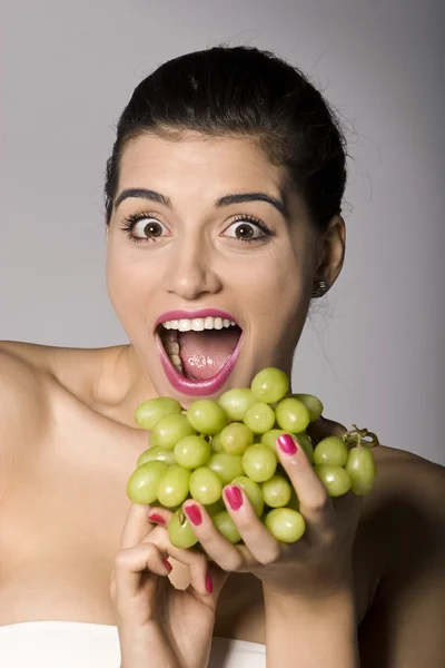 Femme aux raisins verts frais — Photo