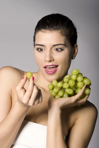 Mulher com uvas verdes frescas — Fotografia de Stock