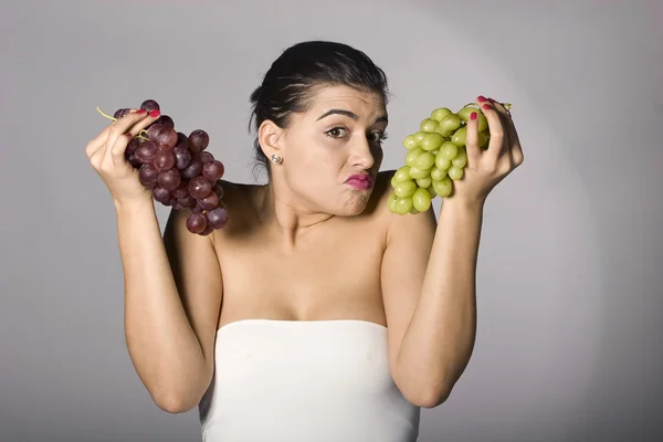 Femme avec mélange de raisins — Photo
