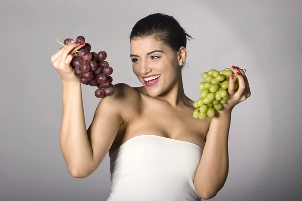 Femme avec mélange de raisins — Photo
