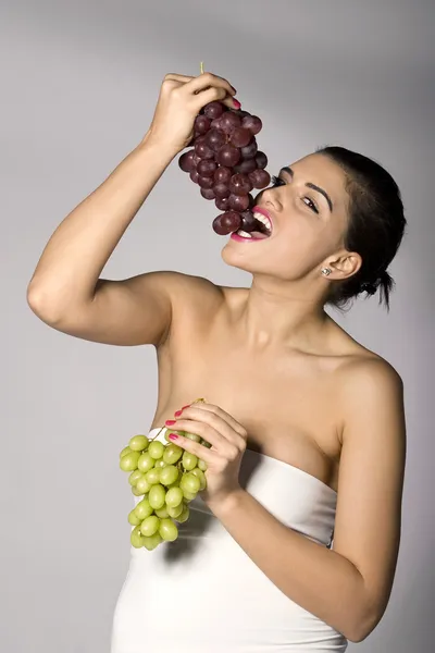 Жінка з міксом винограду — стокове фото
