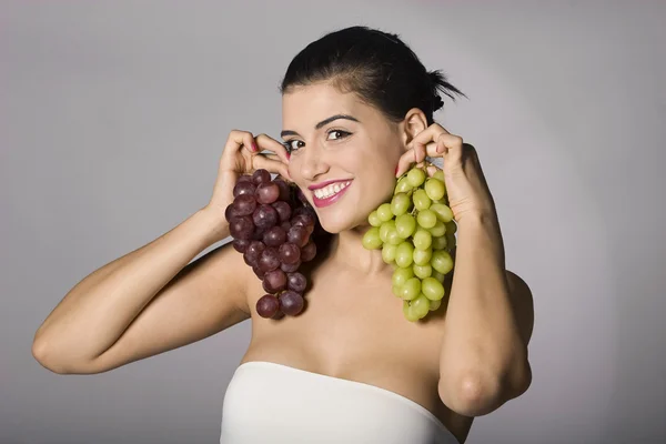 Kobieta z mieszanki winogron — Zdjęcie stockowe