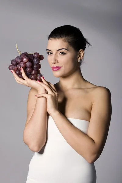 Kadın holding kırmızı üzüm Telifsiz Stok Imajlar