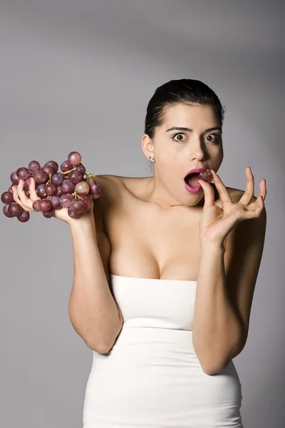 Femme tenant des raisins rouges Images De Stock Libres De Droits