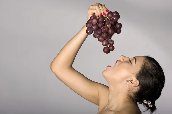 Mulher segurando uvas vermelhas Fotos De Bancos De Imagens