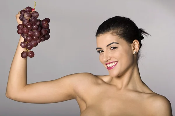 Vrouw bedrijf rode druiven Rechtenvrije Stockfoto's