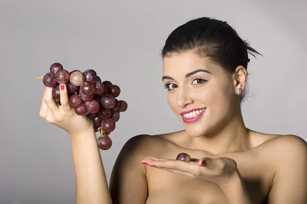 Mujer sosteniendo uvas rojas Imagen De Stock