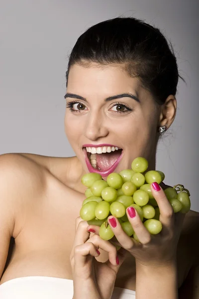新鮮な緑色のブドウを持つ女性 ストック画像