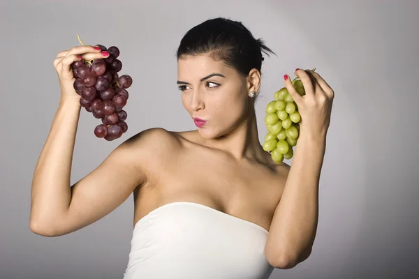 Donna con mix di uva Immagine Stock