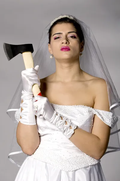 Bridezilla com um machado — Fotografia de Stock