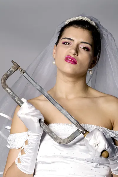 Невеста с ручной пилой — стоковое фото