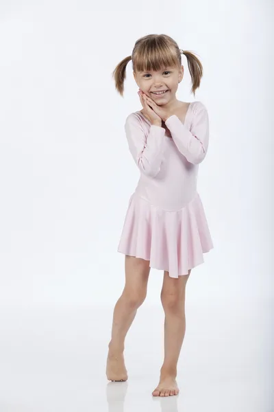 Lilla flickan är glad att få en överraskning — Stockfoto