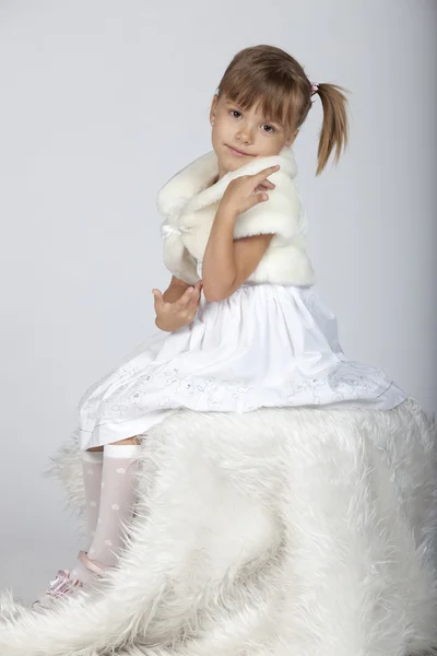 Porträt eines hübschen kleinen Mädchens im Winter-Setup, Atelierbild — Stockfoto