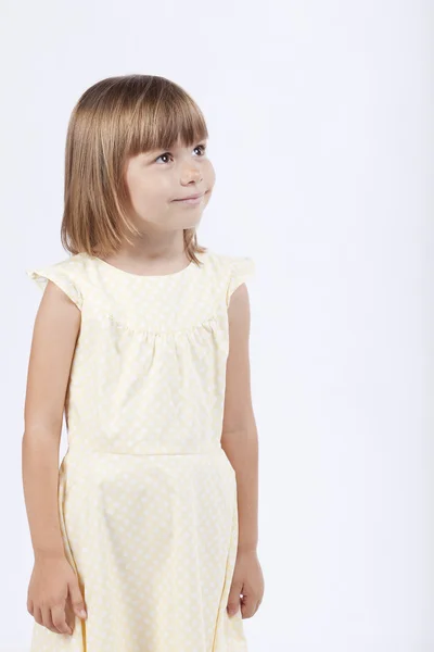 Adorabile 5 anni ragazza guardando lateralmente — Foto Stock