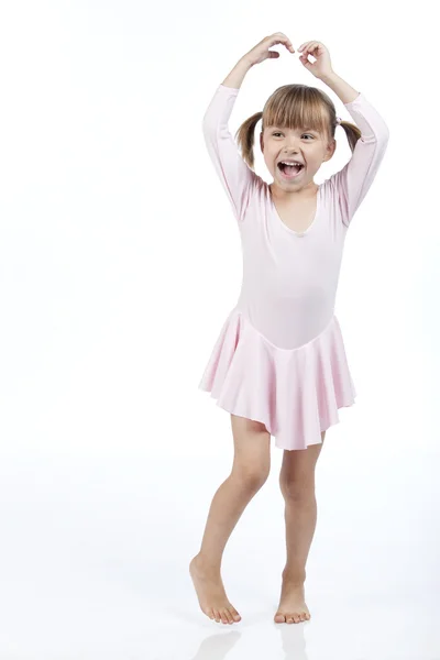 Радостная маленькая девочка в костюме балерины — стоковое фото