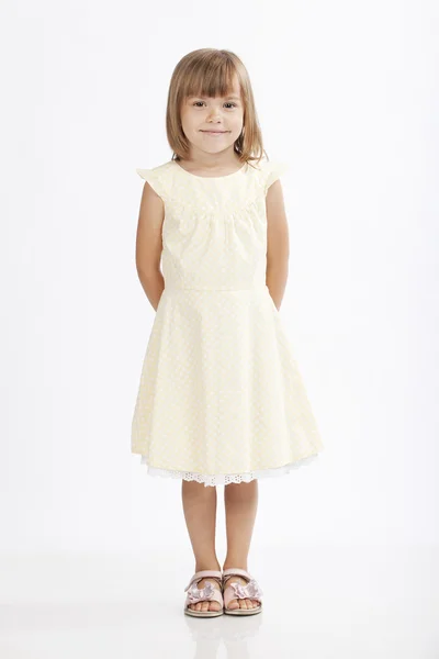 Full längd porträtt av en bedårande 5 år gammal flicka — Stockfoto
