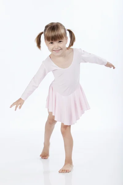 Fröhliche kleine Ballerina tanzt — Stockfoto