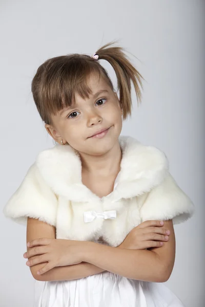 Erfolgreiche elegante kleine Mädchen mit verschränkten Armen — Stockfoto