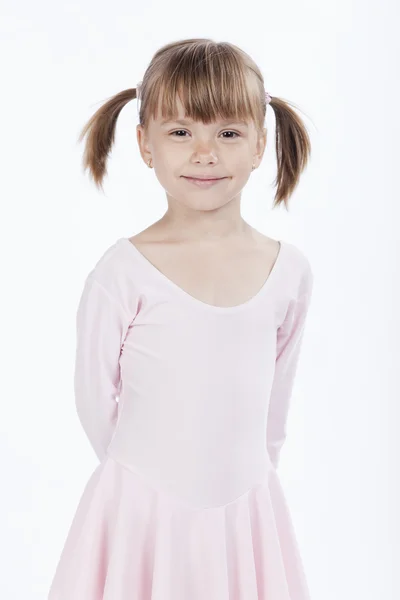 Улыбающаяся маленькая девочка с косичками — стоковое фото