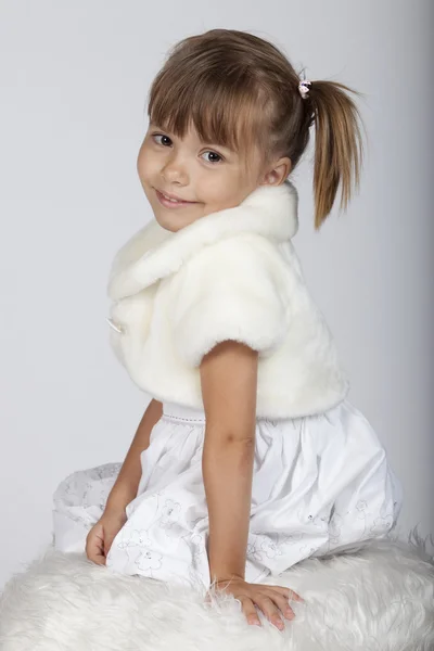 Image Studio krásná malá dáma v zimě nastavení — Stock fotografie