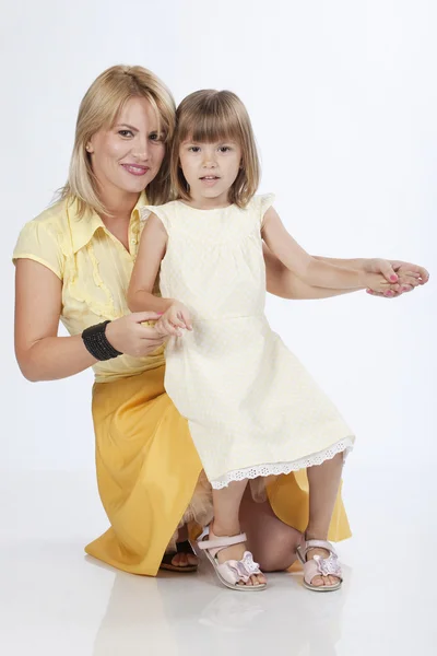 Jonge mooie moeder en 5 jaar oude dochter — Stockfoto