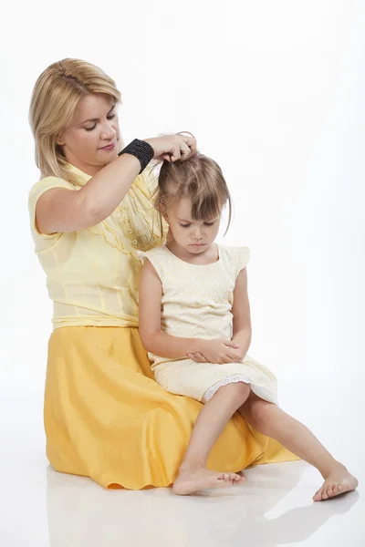 Jonge moeder probeert te troosten haar triest dochtertje — Stockfoto