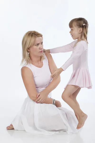 Junge Mutter streitet mit ihrer kleinen Tochter — Stockfoto