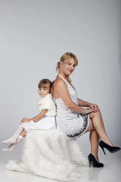 Junge sexy Mutter mit ihrer kleinen Tochter posiert — Stockfoto