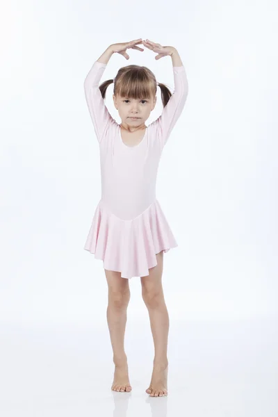 Lilla ballerina med händerna upp i luften Royaltyfria Stockbilder