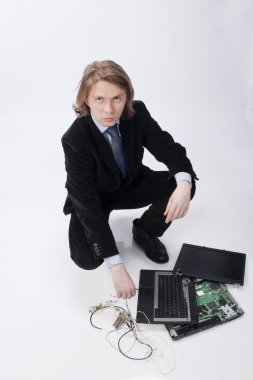 yakışıklı işadamı yok edilen bir laptop tamir etmeye