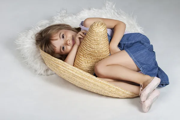 Meksikalı büyük bir şapka sumbrero fetal pozisyon, sevimli küçük kız — Stok fotoğraf
