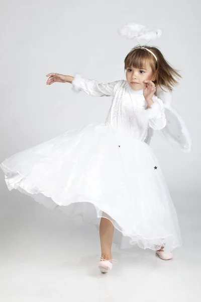 Χαριτωμένο κοριτσάκι ντυμένος ως ένας άγγελος που είναι έτοιμος να πετάξει — Φωτογραφία Αρχείου