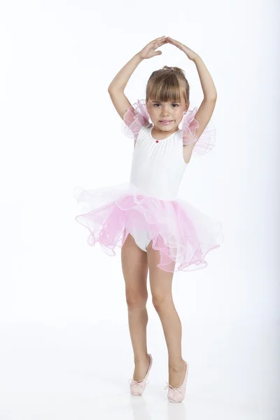 5 anos de idade bailarina tentando uma nova posição de balé — Fotografia de Stock