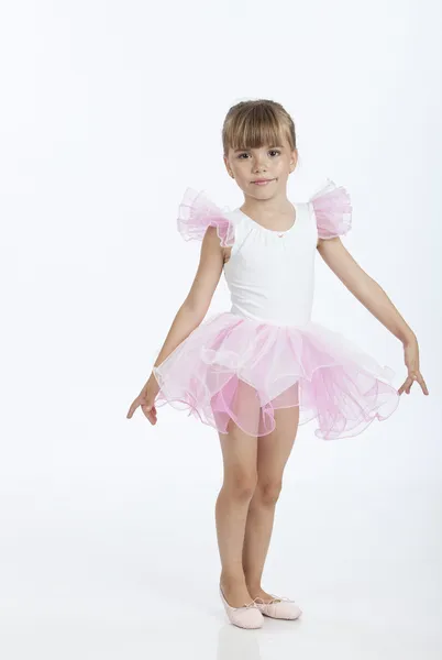 Прекрасна маленька балерина вивчає нову позицію балету — стокове фото