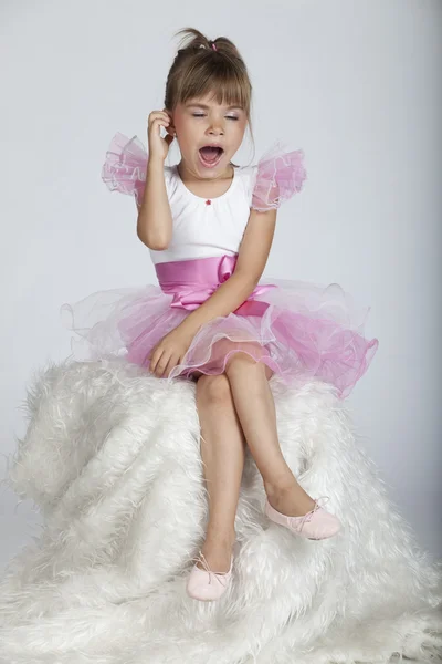 Schläfrige kleine Ballerina gähnt — Stockfoto
