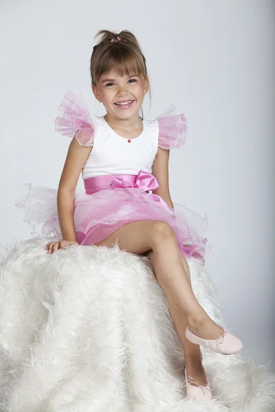 Glücklich kleine Ballerina posiert mit ihrem rosa Tutu — Stockfoto
