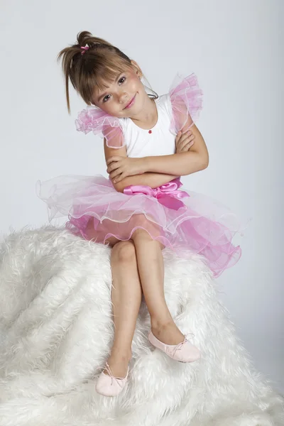 Сама впевнена маленька балерина позує — стокове фото