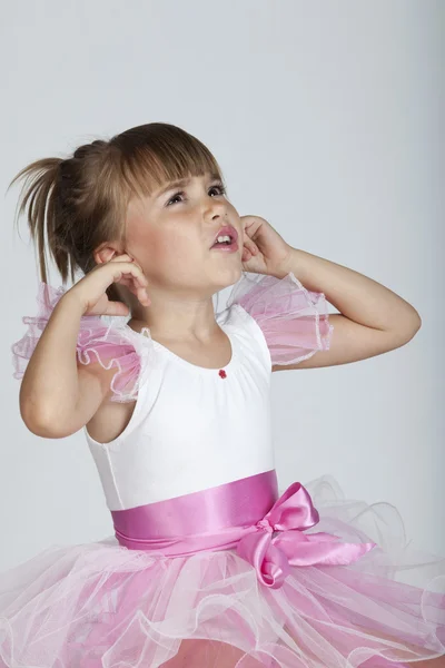 Милая маленькая балерина злится из-за громкого шума — стоковое фото