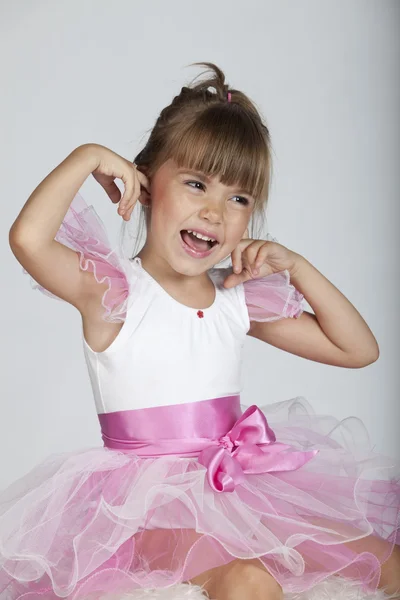 Kleine Ballerina, die ihre Ohren bedeckt, will nichts hören — Stockfoto