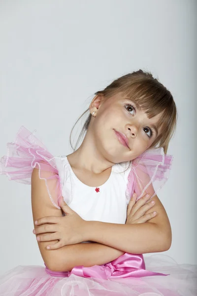 Adorable pequeña bailarina mirando hacia los lados —  Fotos de Stock