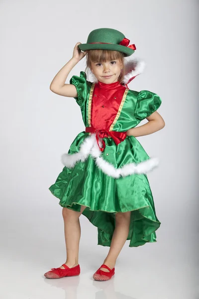 Schönes kleines Mädchen spielt mit Hut am Tag des Heiligen Patrick — Stockfoto