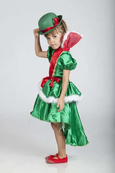 Krásná holčička hraje s kloboukem na den svatý Patrick — Stock fotografie