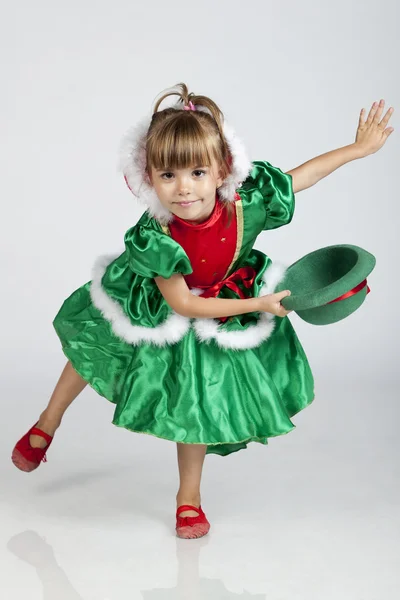 Красивая маленькая девочка играет в шляпу на День Святого Патрика — стоковое фото