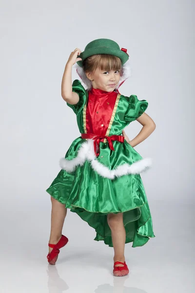 Schönes kleines Mädchen spielt mit Hut am Tag des Heiligen Patrick — Stockfoto