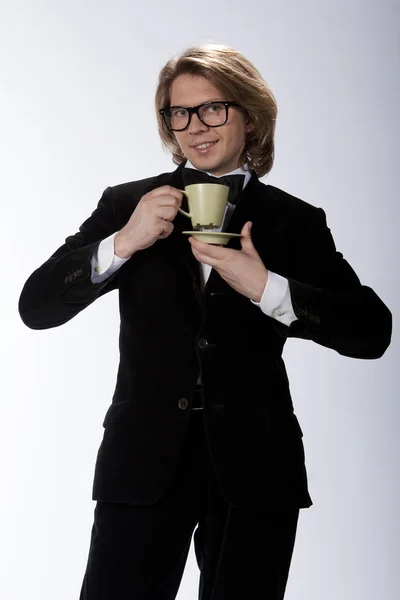 Neşeli yakışıklı beyefendiye çay içiyor — Stok fotoğraf